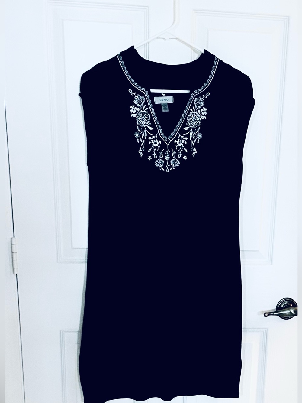 Cupio dark navy sleeveless Dress w/White Floral Embroidery and stretch Material